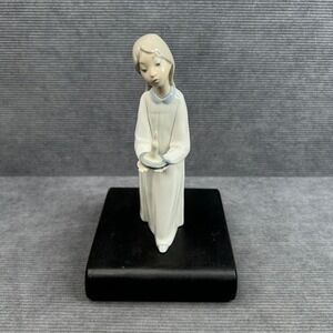 Lladro 5129 Guiding Path Girl with Candle Porcelain Figurine Made in Spain 8"